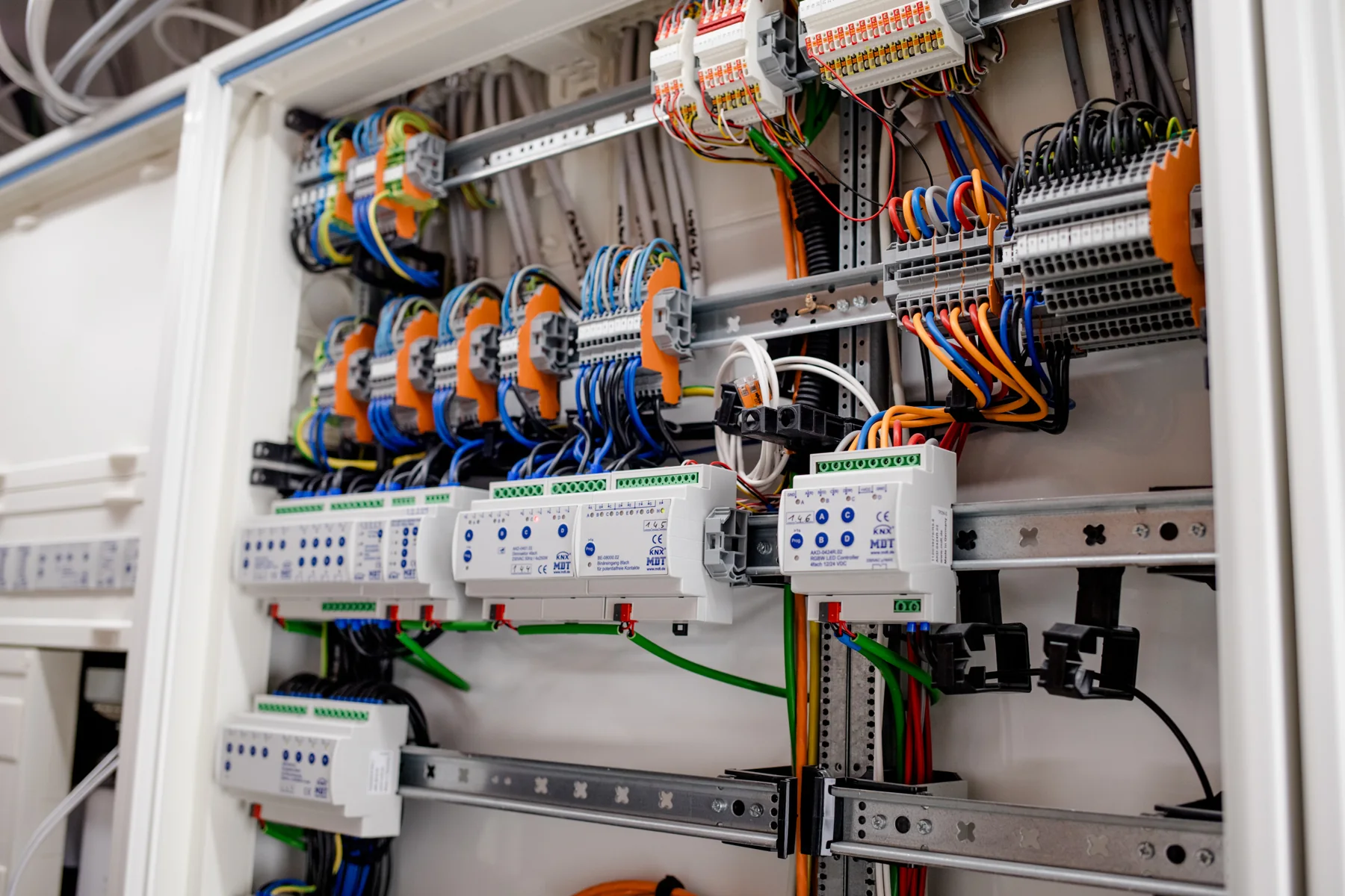 Geöffnete Elektroverteilung als Teil einer technischen Anlagenbewertung